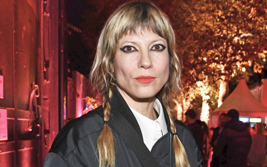 Mieze Katz mit geflochtenen Zöpfen und ernstem Blick
