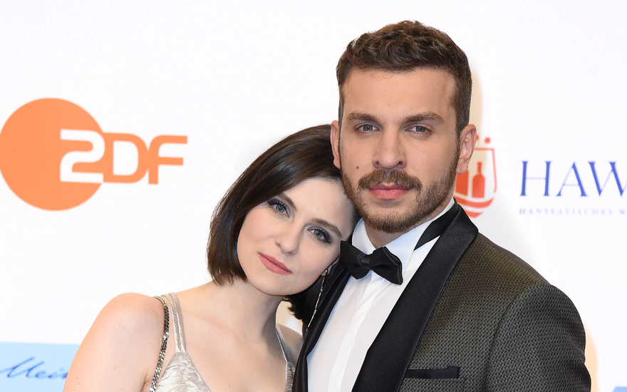 Edin Hasanović und Natalia Rudziewicz posieren eng
