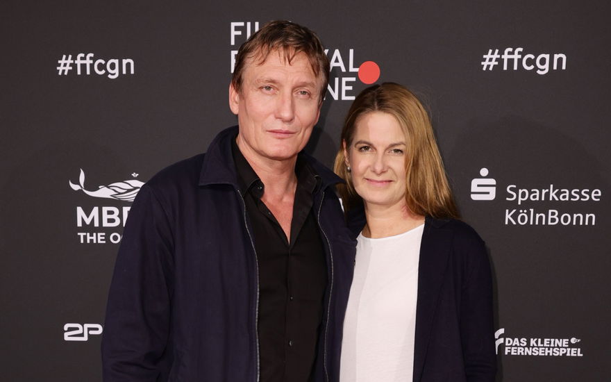 Oliver Masucci und Tanit Koch posieren zusammen