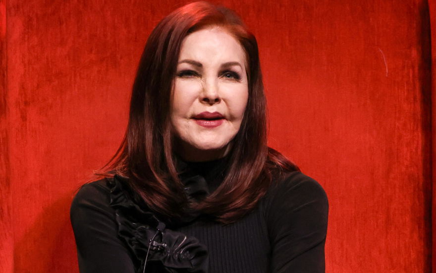 Priscilla Presley lächelt