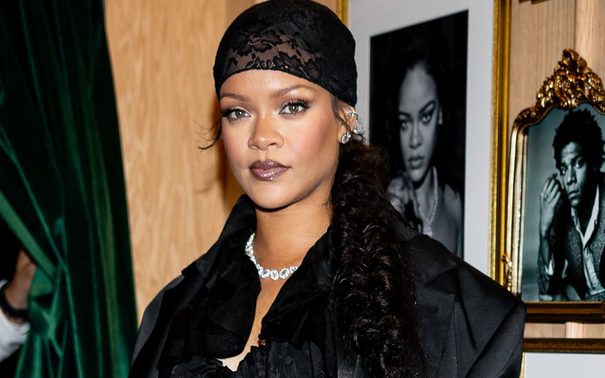 Rihanna mit Spitzentuch auf Kopf