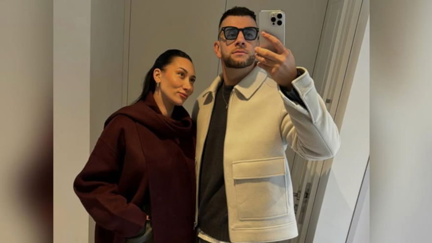Samira und Serkan machen Selfie vor Spiegel