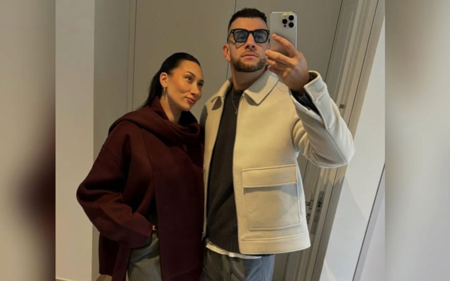 Samira und Serkan machen Selfie vor Spiegel