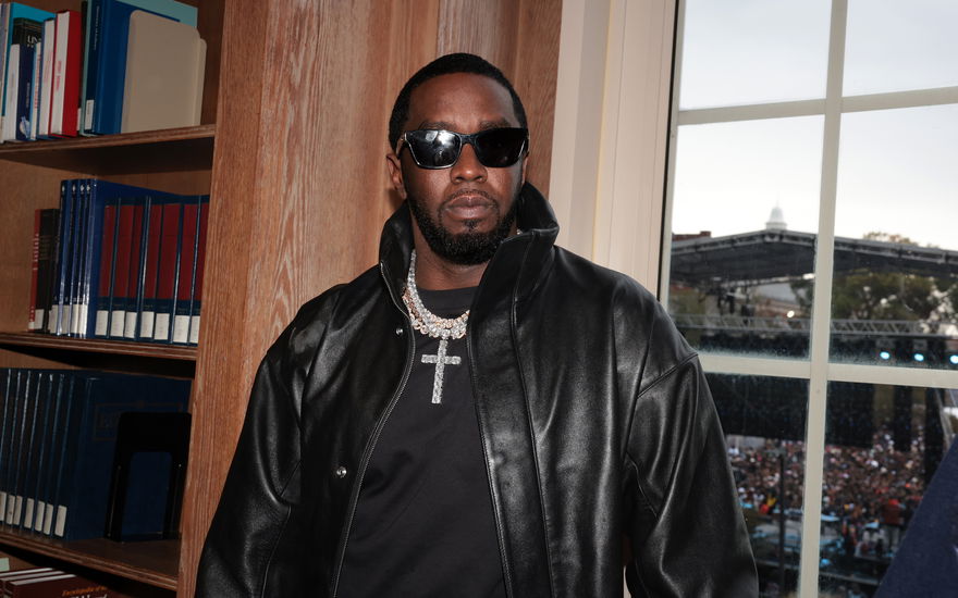 Sean "Diddy" Combs mit Sonnenbrille vor einem Fenster