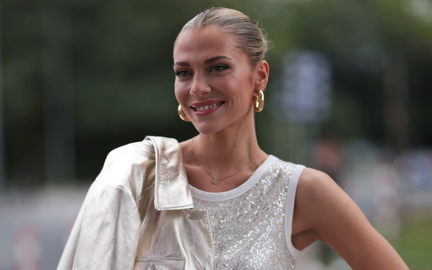 Valentina Pahde lächelt zur Seite