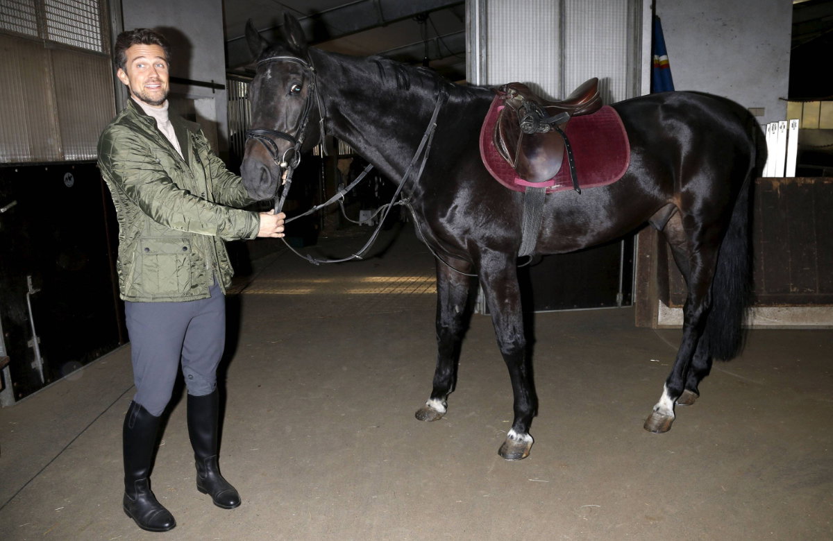 Wayne Carpendale in Reiterklamotten
