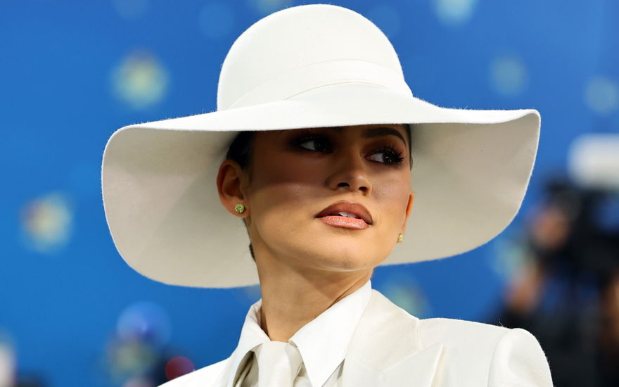 Zendaya mit weißem Hut