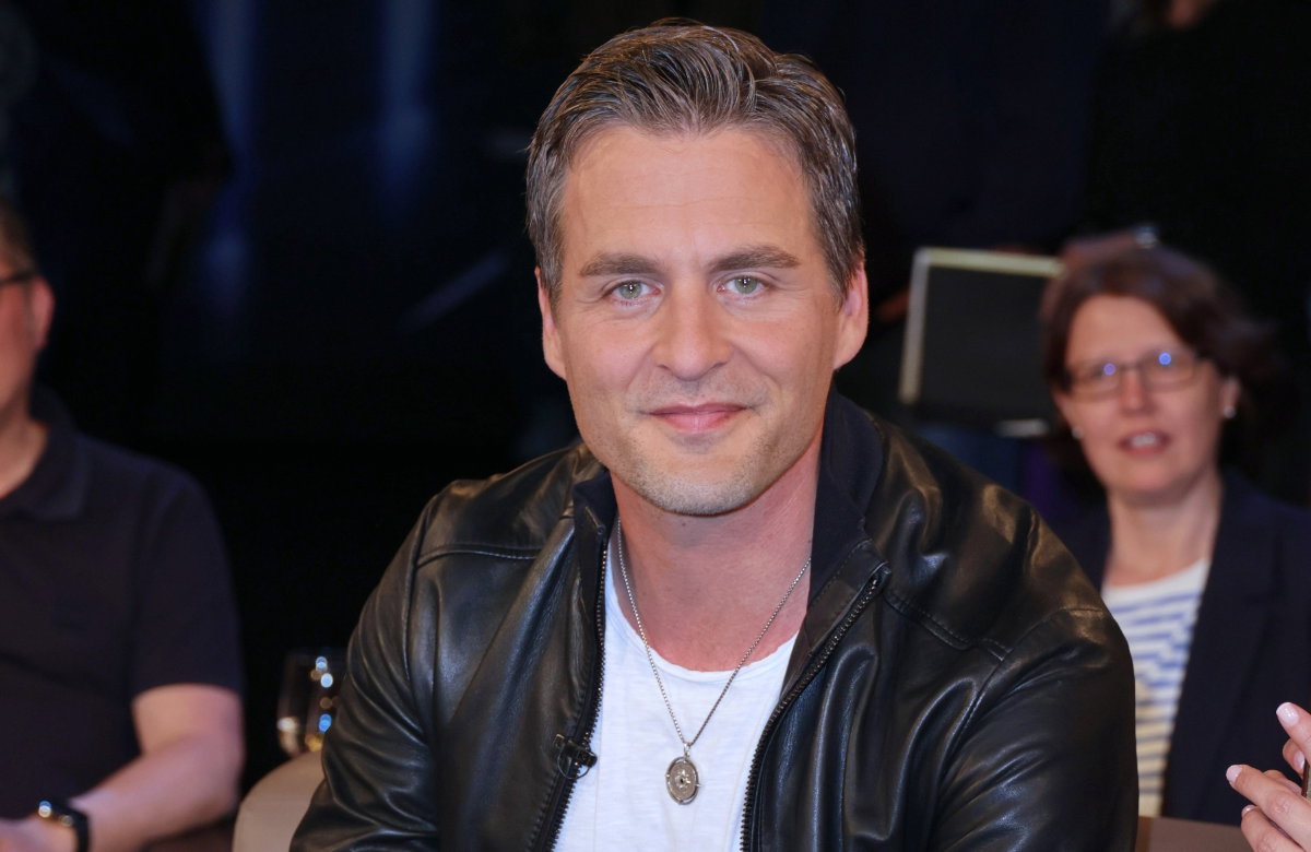 Alexander Klaws schaut in die Kamera, Publikum im Hintergrund