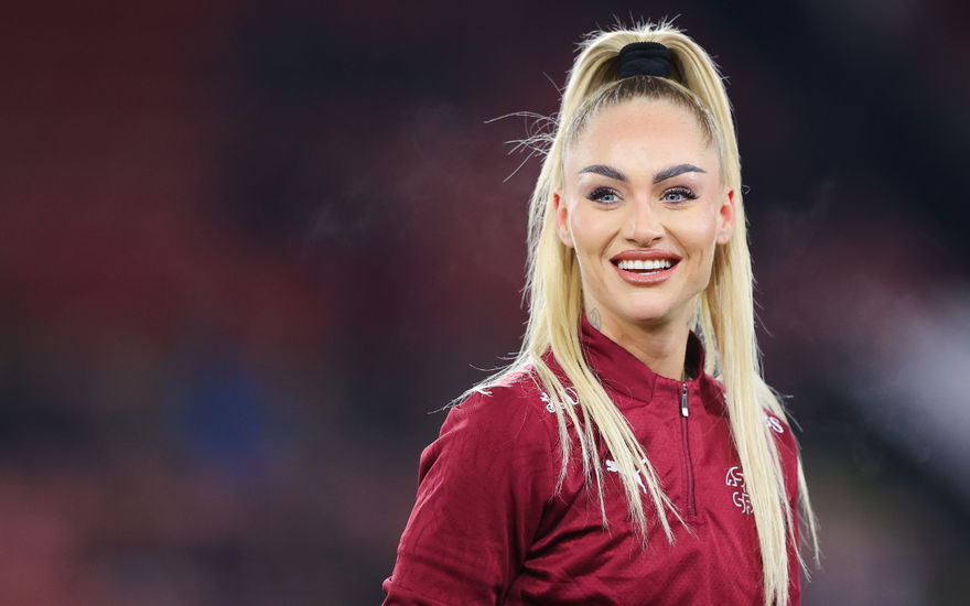 Alisha Lehman mit hohem Zopf, lacht und guckt zur Seite