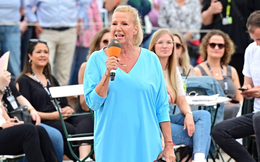 Andrea Kiewel im blauen Kleid beim ZDF-Fernsehgarten