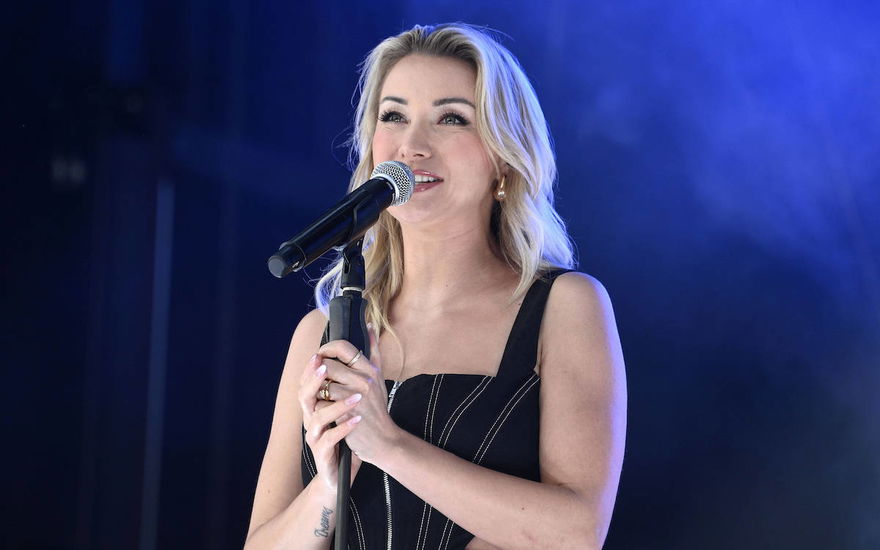 Anna-Carina Woitschack am Mikrofon