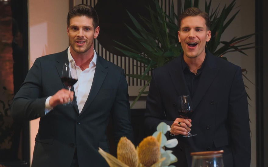 Bachelors Martin Braun und Felix Stein mit Wein