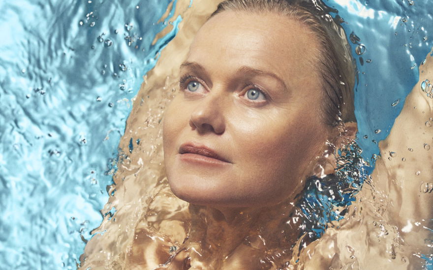 Barbara Sturm im Wasser