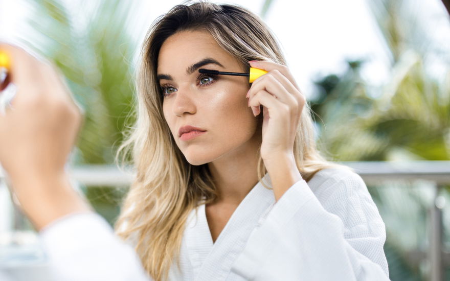 Frau tuscht die Wimpern an