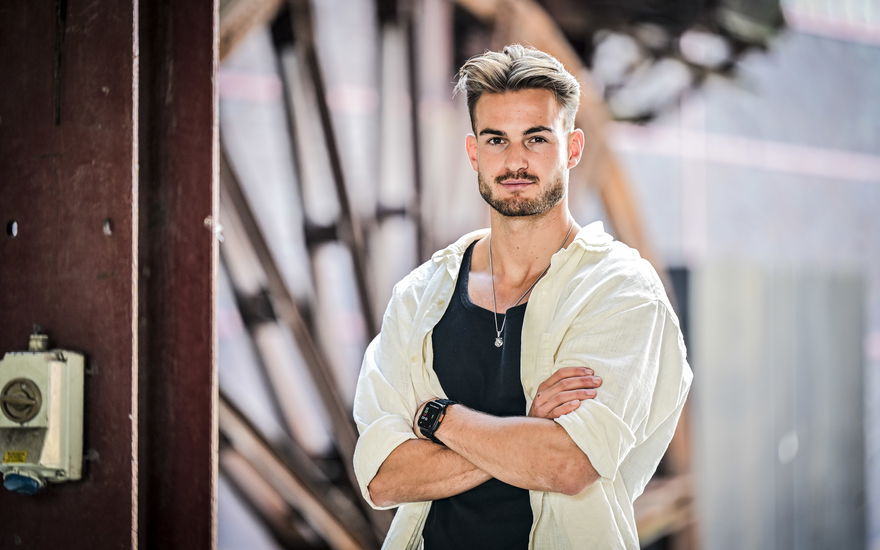 Can Kaplan posiert mit verschränkten Armen