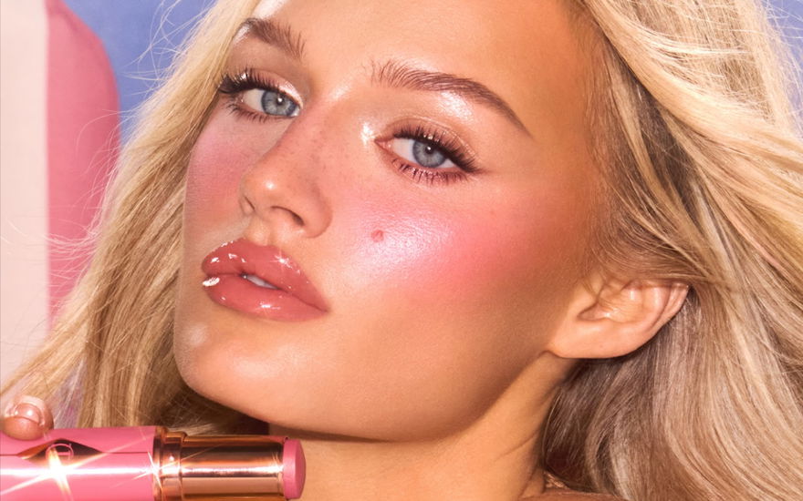 Blondine mit rosa Wangen