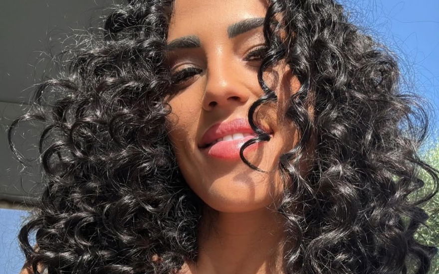 Elena Miras mit Locken