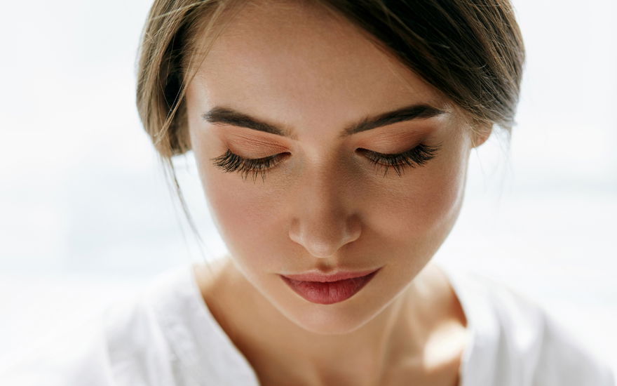 Frau mit langen Wimpern