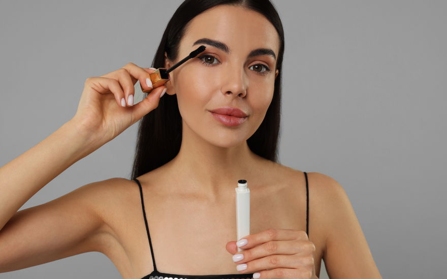 Frau mit Wimperntusche