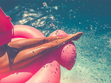 Sonne, Spaß und Wasser: So organisierst du die perfekte Poolparty