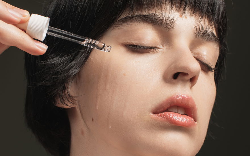 Frau trägt Anti-Aging-Serum auf