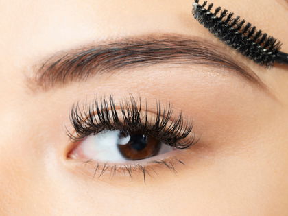Schöne Wimpern und Augenbrauen: Dieses 2-in-1-Serum aus der Drogerie wirkt in 8 Wochen