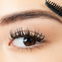 Schöne Wimpern und Augenbrauen: Dieses 2-in-1-Serum aus der Drogerie wirkt in 8 Wochen