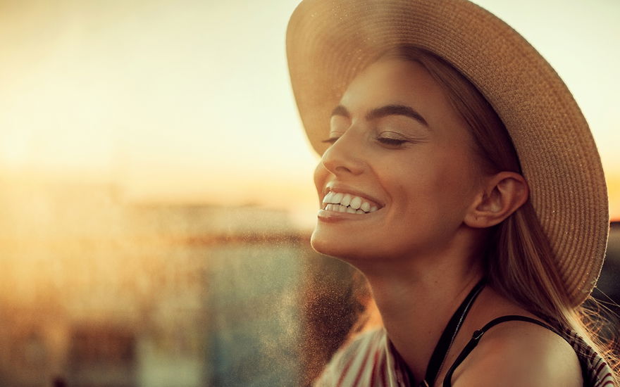 Frau mit Sonnenhut