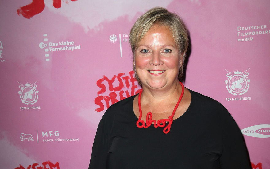 Gabriela Maria Schmeide lächelt und trägt eine rote "Ahoy"-Kette