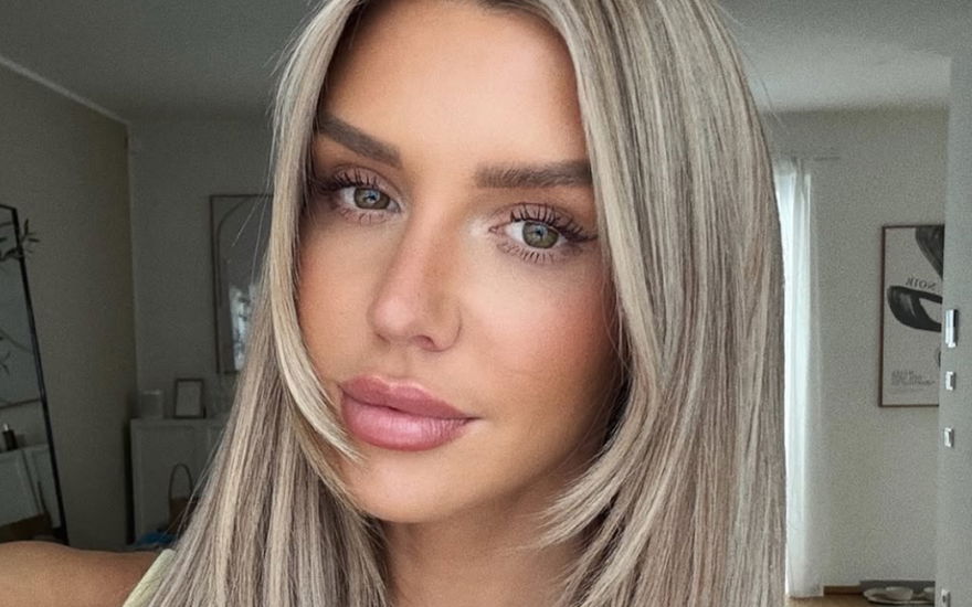 Gerda Lewis mit blonden Haaren Selfie