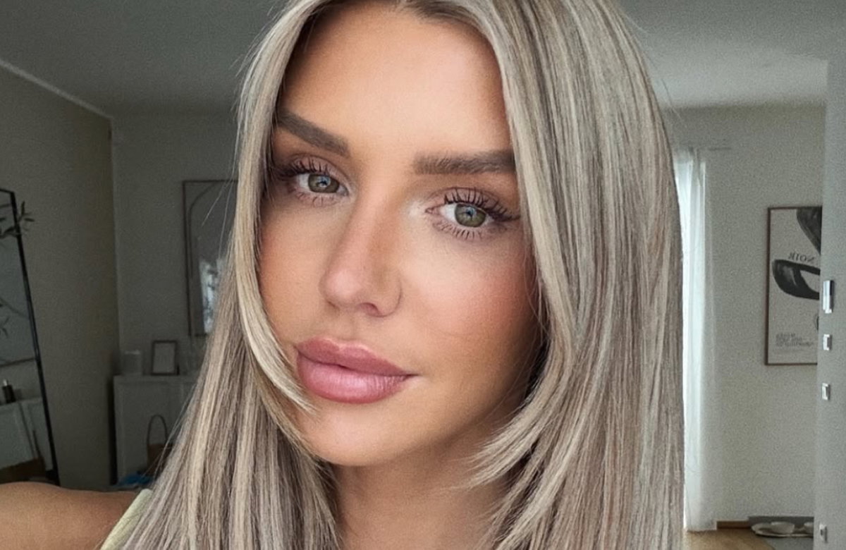 Gerda Lewis mit blonden Haaren Selfie