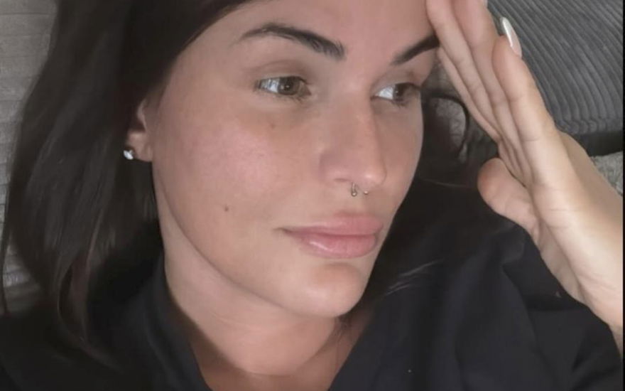 Gloria Glumac guckt ernst und geschockt zur Seite