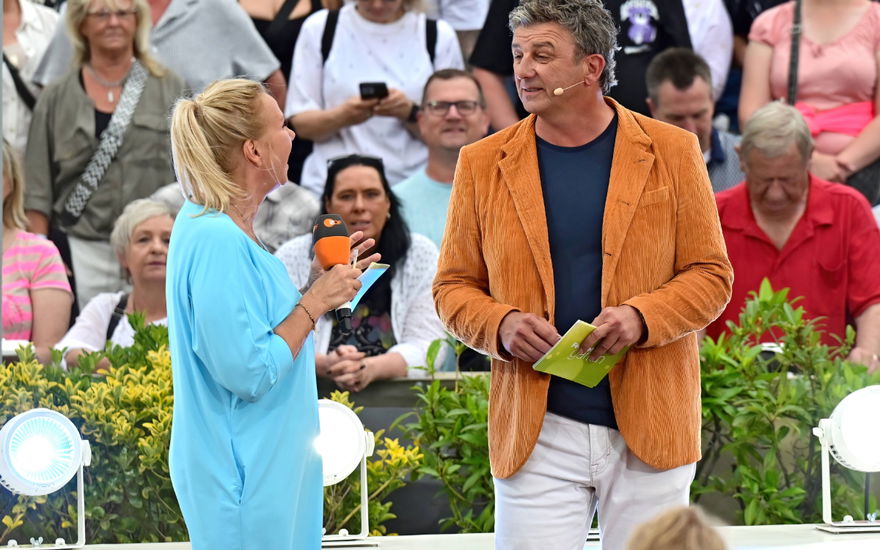 Hans Sigl im ZDF-Fernsehgarten mit Andrea Kiewel