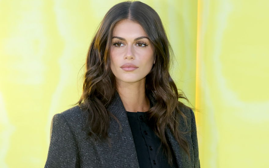 Kaia Gerber vor gelb-grünem hintergrund