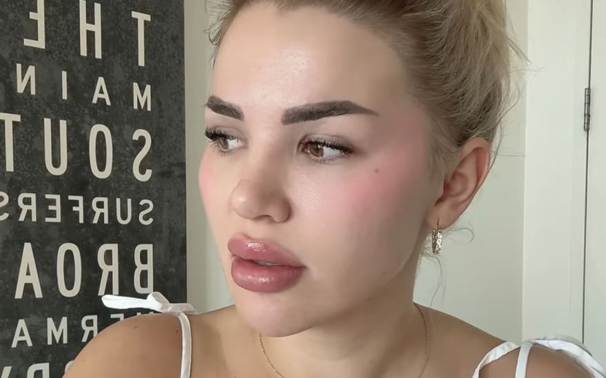 Kim Virginia Hartung guckt ernst zur Seite