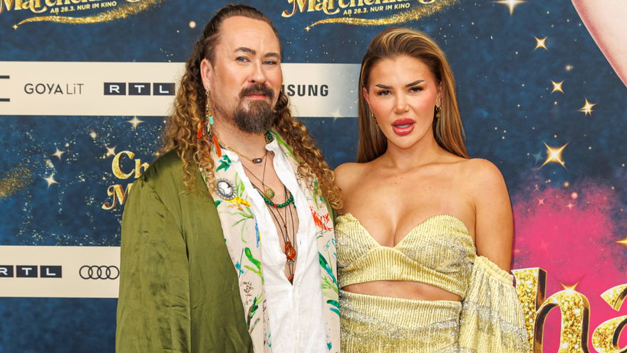 Kim Virginia Hartung mit Leon vor TV-Wand