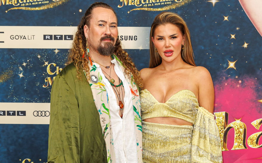 Kim Virginia Hartung mit Leon vor TV-Wand