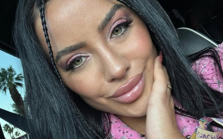 Leyla Lahouar mit rosa Make-up
