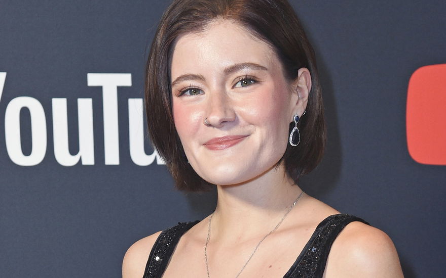 Madeline Juno lächelt