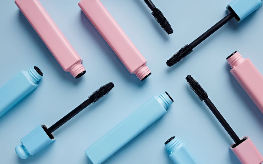 Mascara in blau und rosa