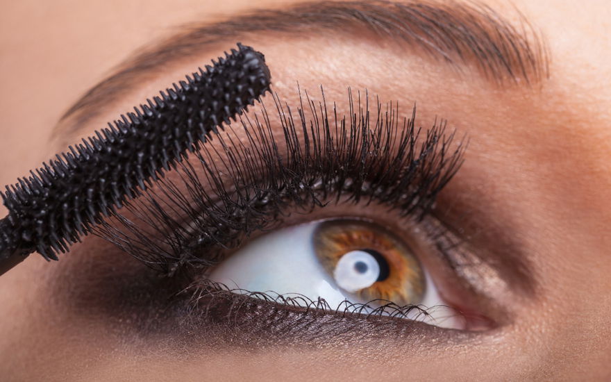 Mascara auftragen