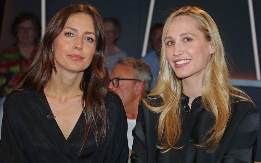 Paulina Krasa und Laura Wohlers, Publikum im Hintergrund