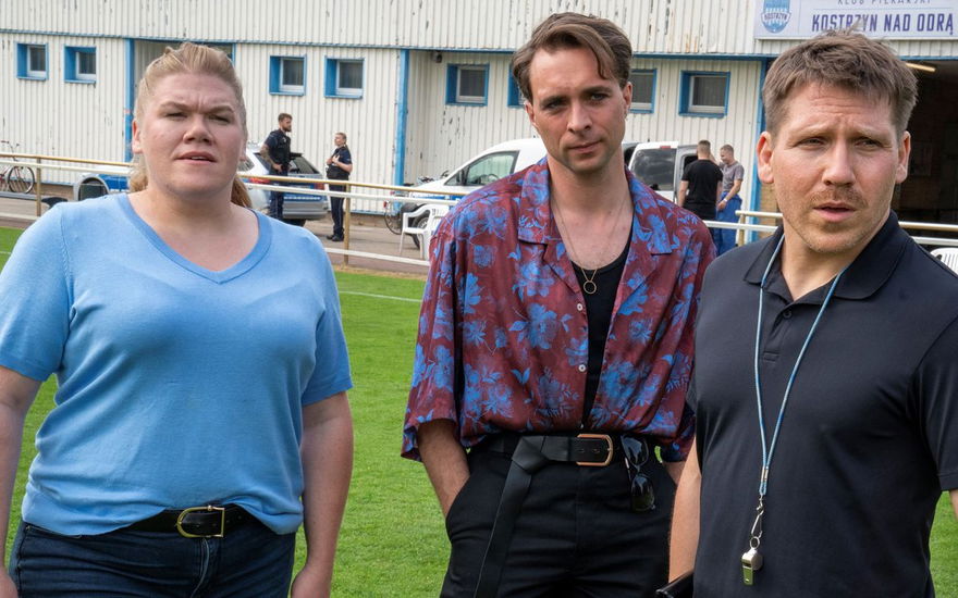 Die "Polizeiruf 110"-Ermittler Alexandra Luschek (Gisa Flake) und Vincent Ross (André Kaczmarczyk, M.) treffen in "Spiel gegen den Ball" auf Fußballtrainer Hannes (Hanno Koffler).