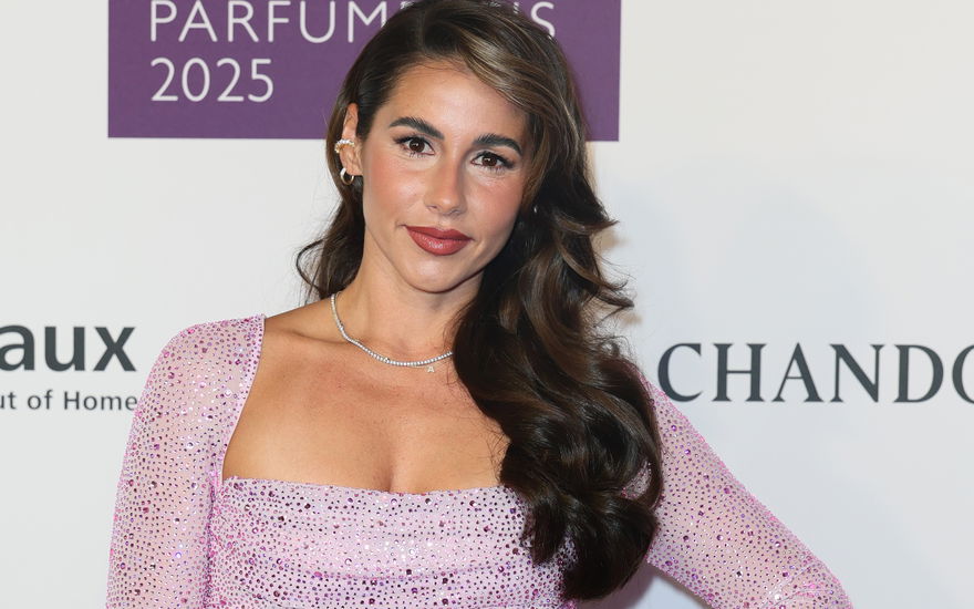 Sarah Engels im lila Glitzerkleid, lächelt leicht