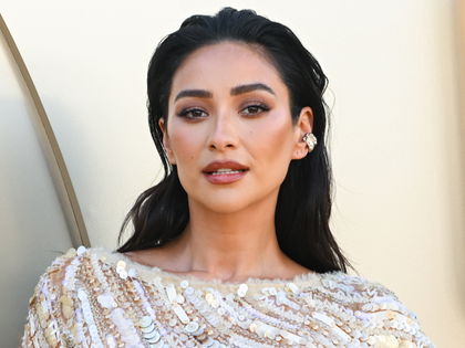 Beauty-Trend 2025: Shay Mitchell liebt diesen Lippenstift für ein Hochglanz-Finish