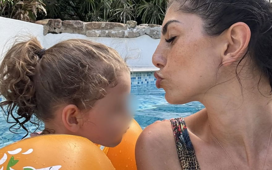 Yeliz Koc & Snow im Pool