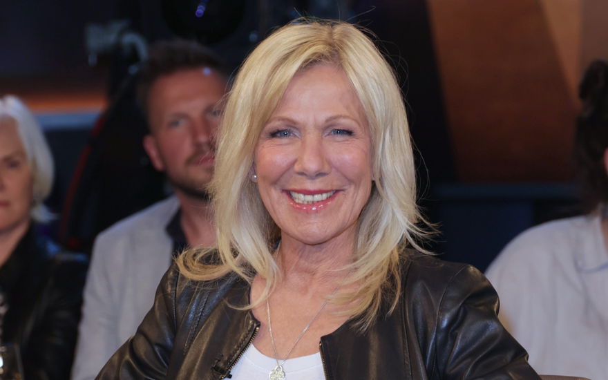 Ulrike von der Groeben lacht, Menschen im Hintergrund