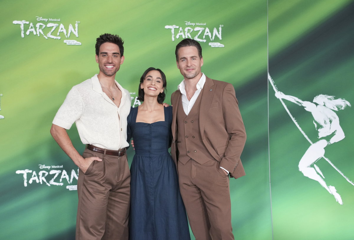 Philipp Büttner (l), als Tarzan, Abla Alaoui, als Jane, die neuen Haupdarsteller im Disney Musical "Tarzan", und Alexander Klaws (r)