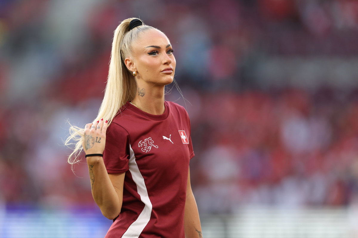 Alisha Lehmann fest sich an den Zopf