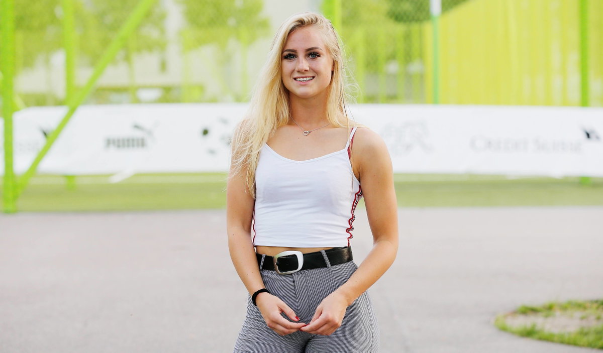 Alisha Lehmann lächelt auf dem Fußballplatz